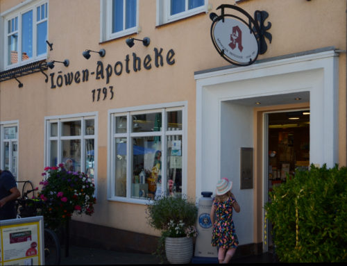 Die Löwen Apotheke hat eine lange Tradition und liegt malerisch im Urlaubsort Kappeln.
